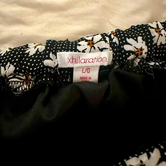 Black and white floral skirt with elastic waistband. - Picture 3 of 3